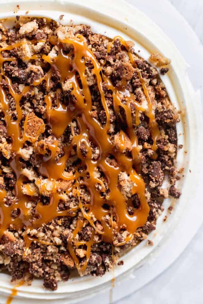 Caramel spread on top of the chocolate chip cookie crumbles.