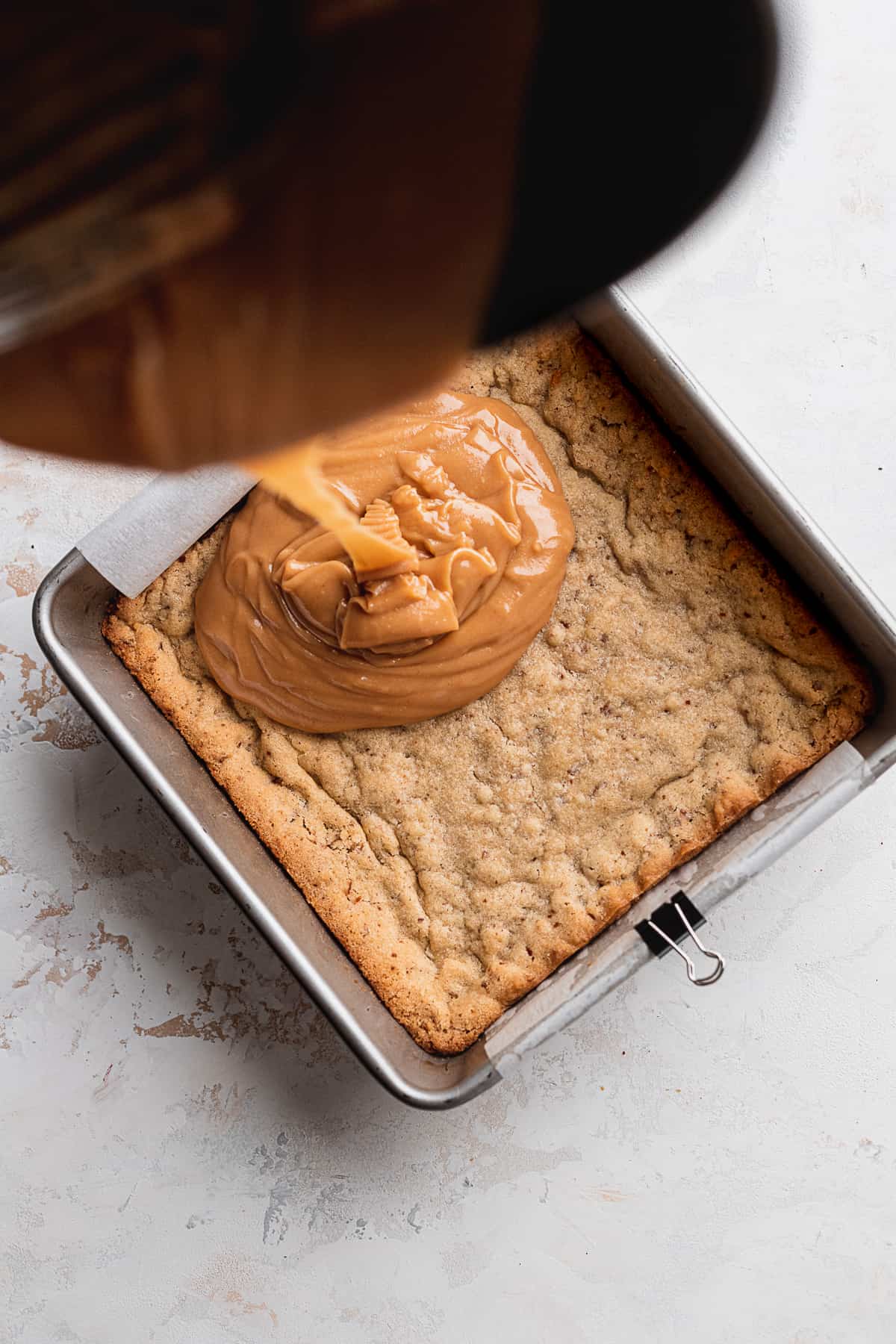 Pouring caramel into the bowl.
