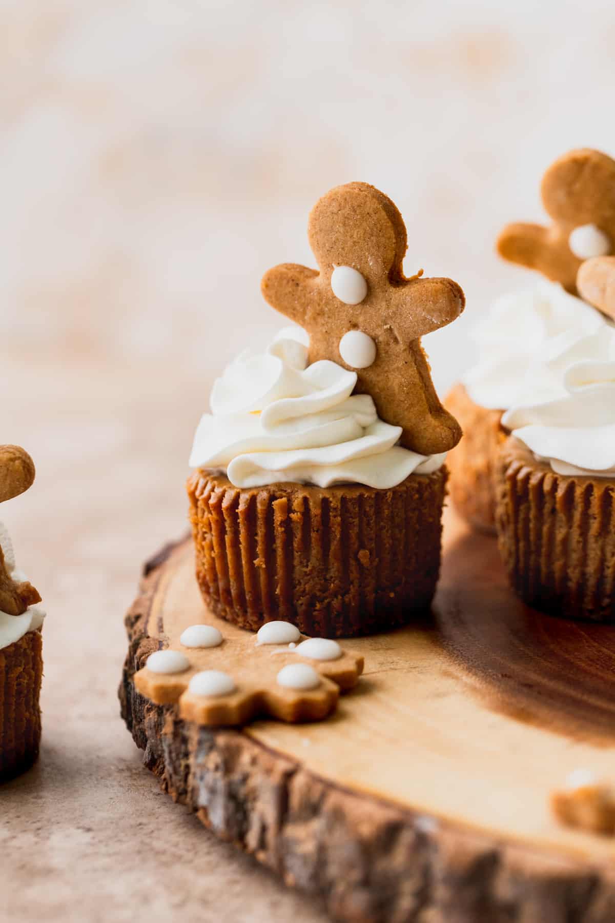 One mini gingerbread cheesecakes on a wooden board.