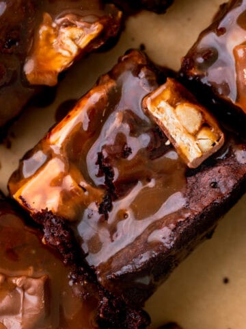 Close up of Snickers brownie side piece.
