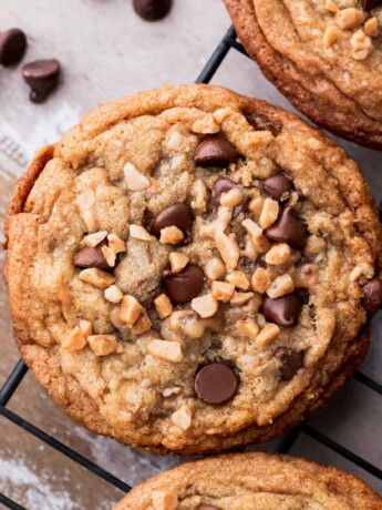 Toffee cookies on a wire rack.
