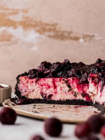 Cheesecake on a platter.