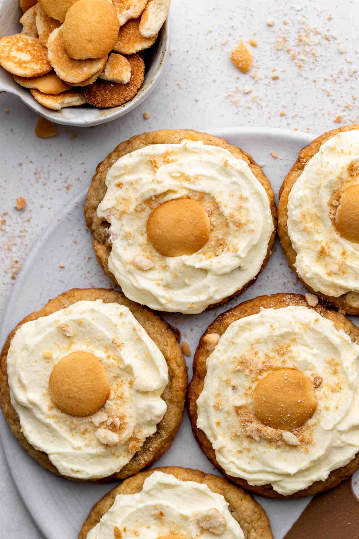 Multiple banana pudding cookies on a platter.