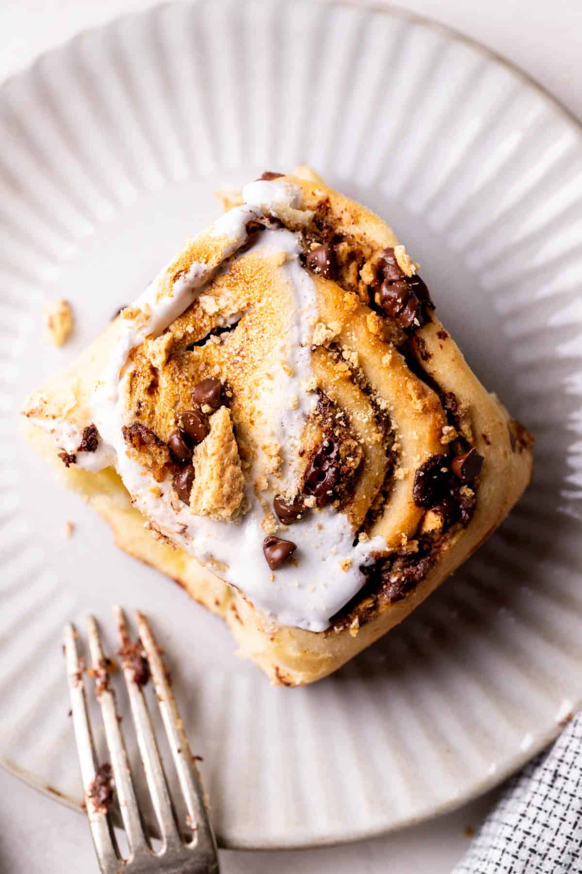 One cinnamon roll on a plate.