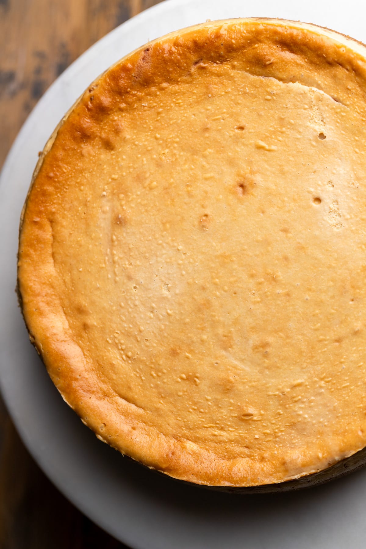 Baked cheesecake on cake stand.