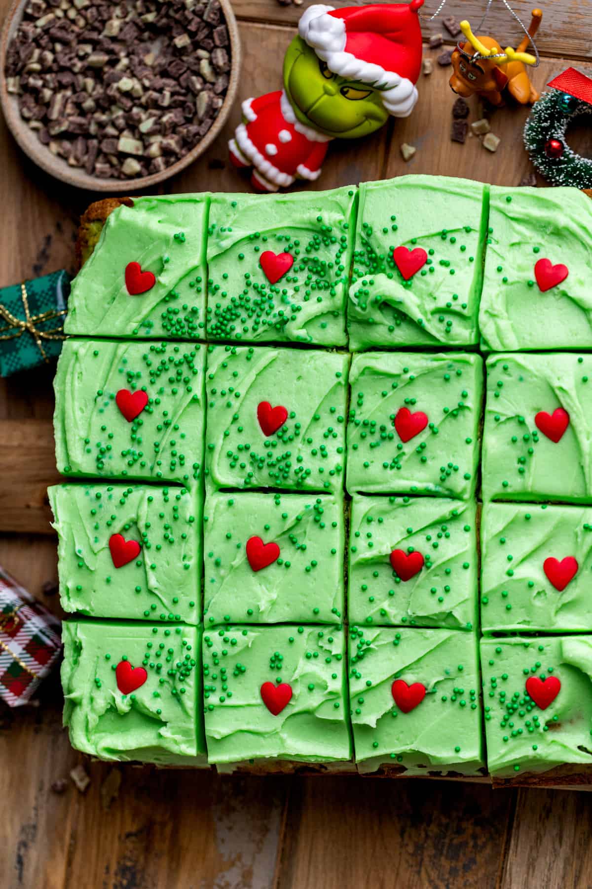 Top view of grinch cake.
