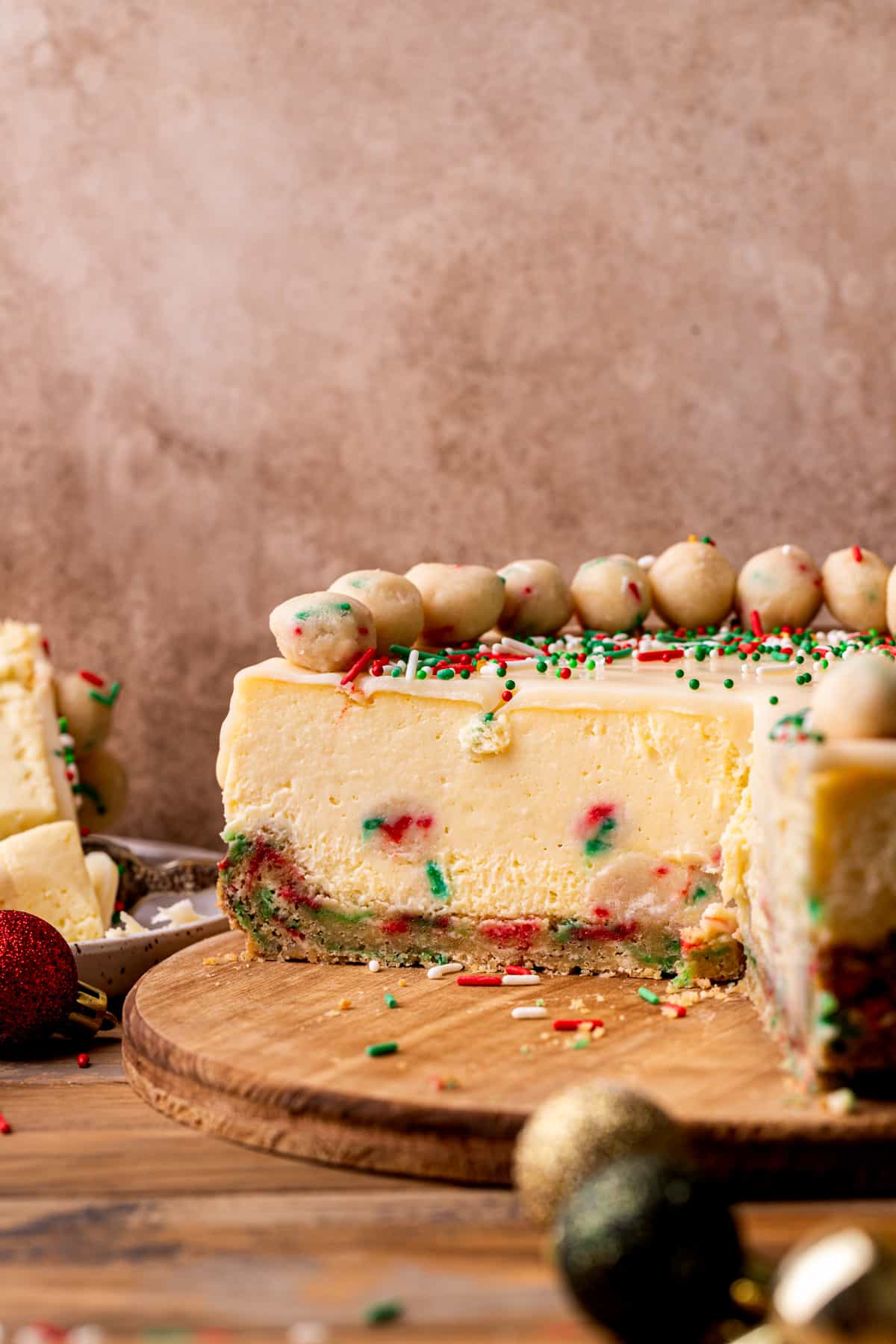 Side view of sugar cookie cheesecake.