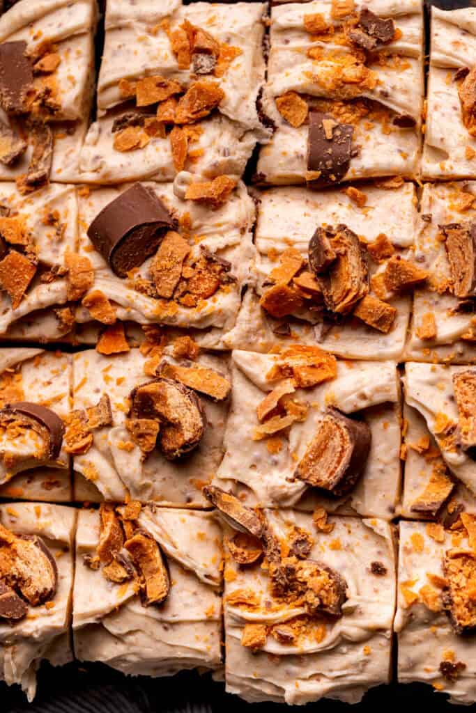 Top of decorated cake.