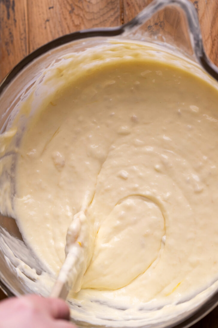 Banana cheesecake batter in a bowl.
