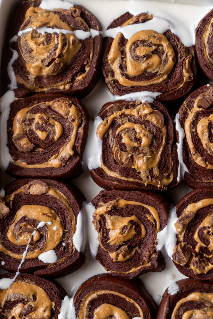 Heavy cream pour in the pan of rolls.