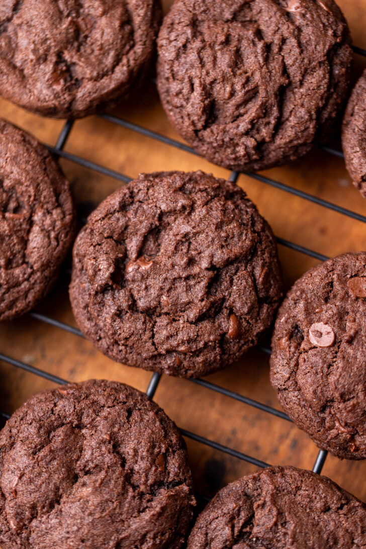 Baked cookies on a wire rack.