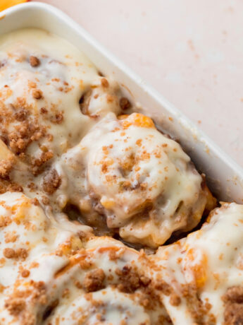 Peach cobbler cinnamon rolls in the pan.