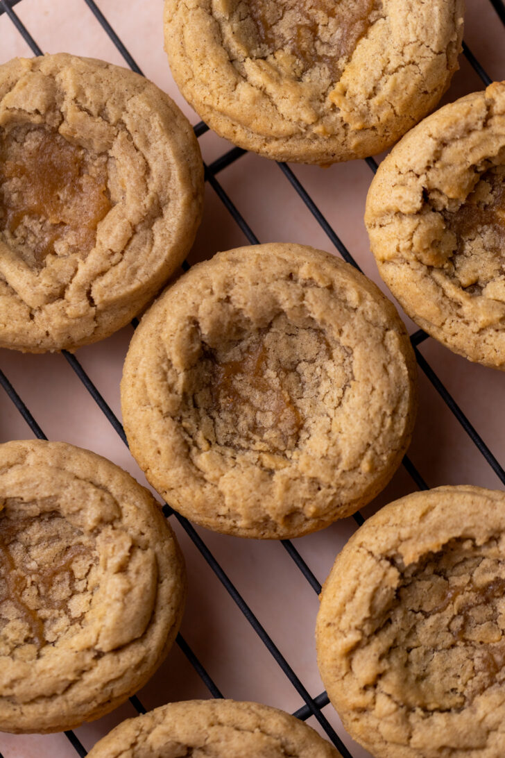 Cinnamon cookies with a hole in it on a wire rack.
