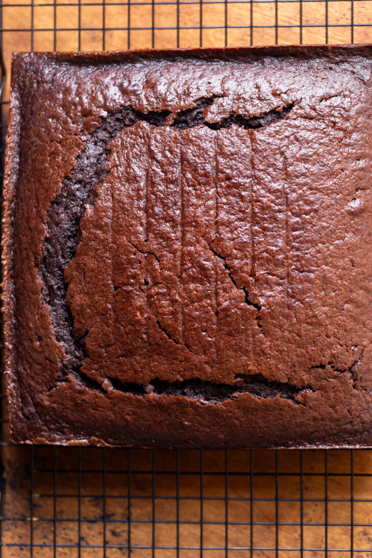 Cake on a wire rack.