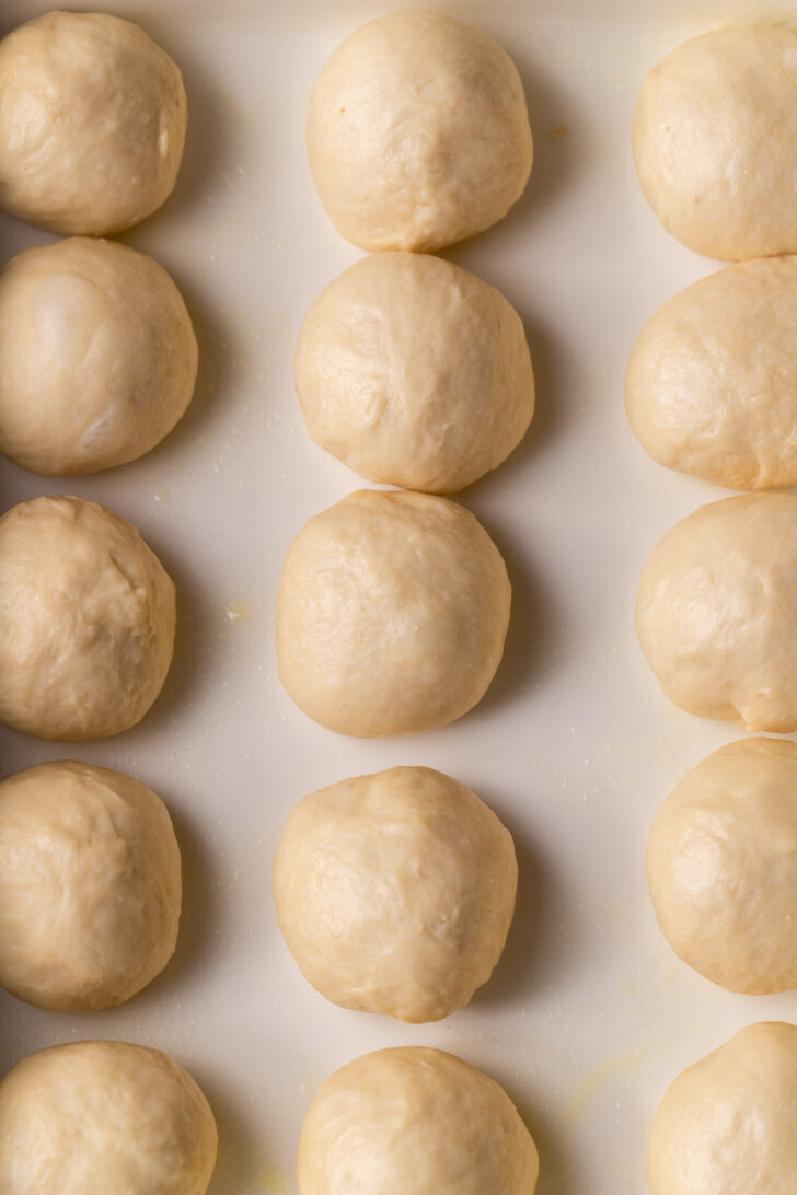 Rolled rolls in a pan.