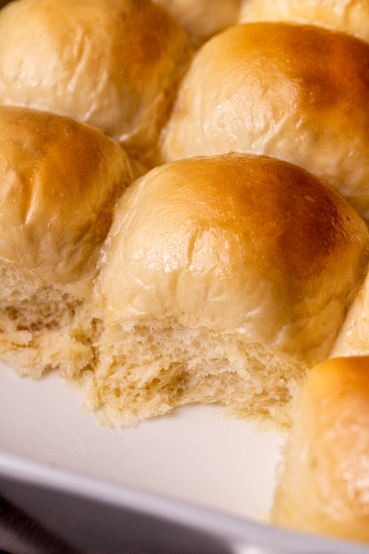Side view of dinner rolls in a pan.