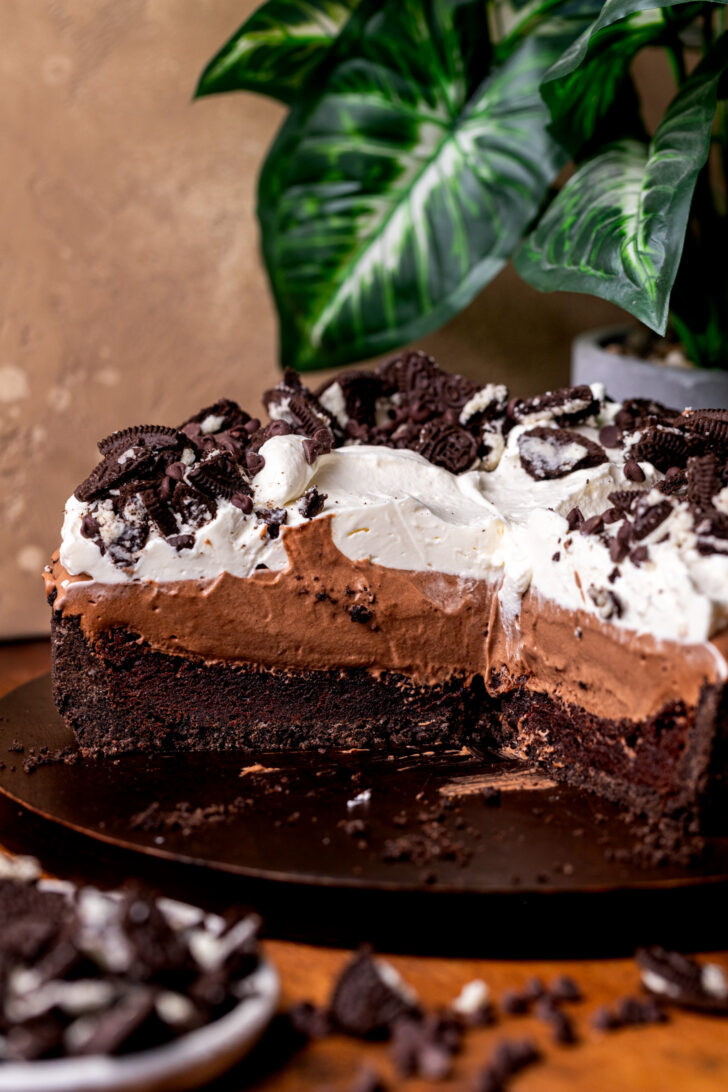 Mississippi mud pie split open on a wood board.