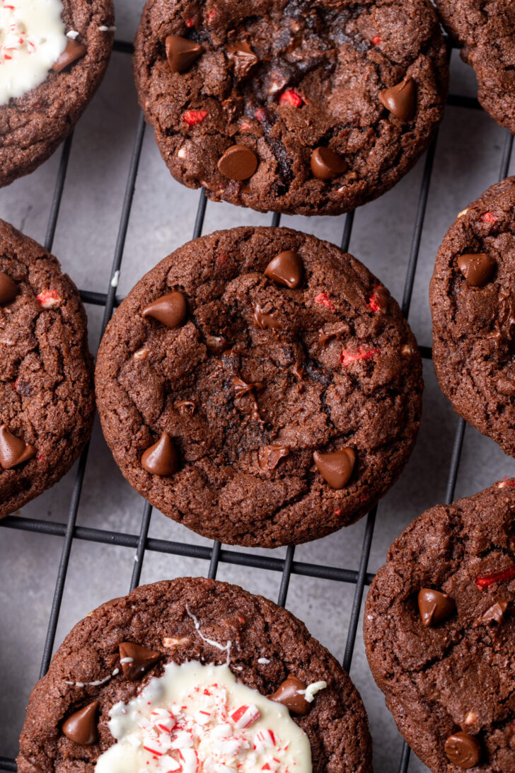 Baked cookies on a wire rack.