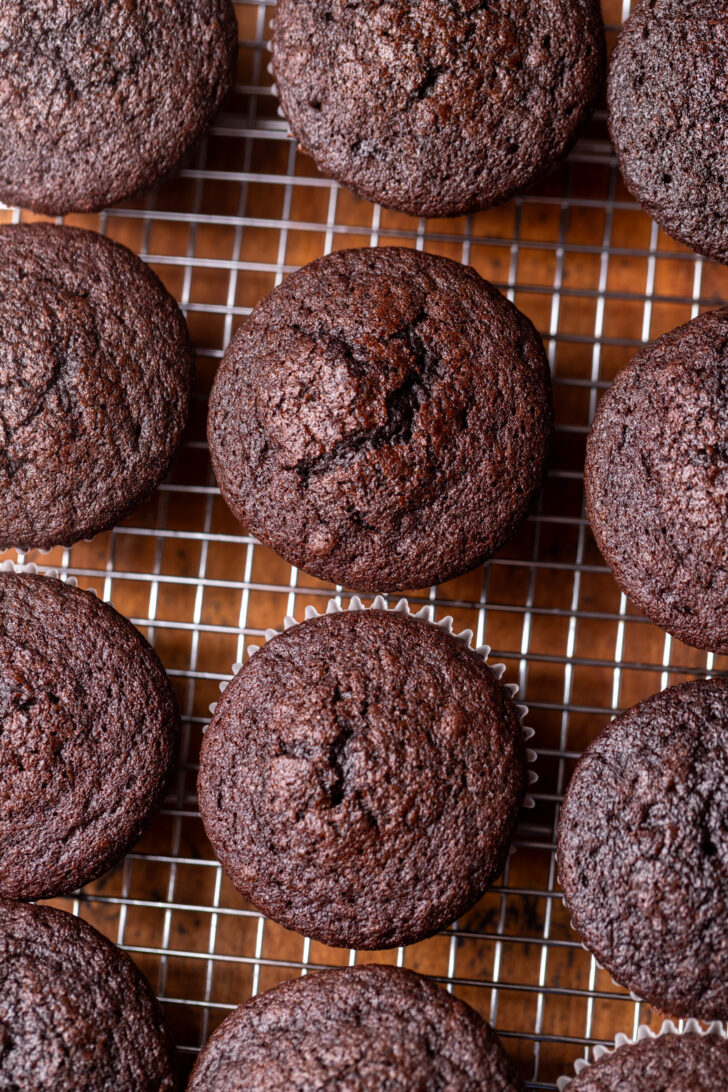 Cupcakes baked on a wire rack.