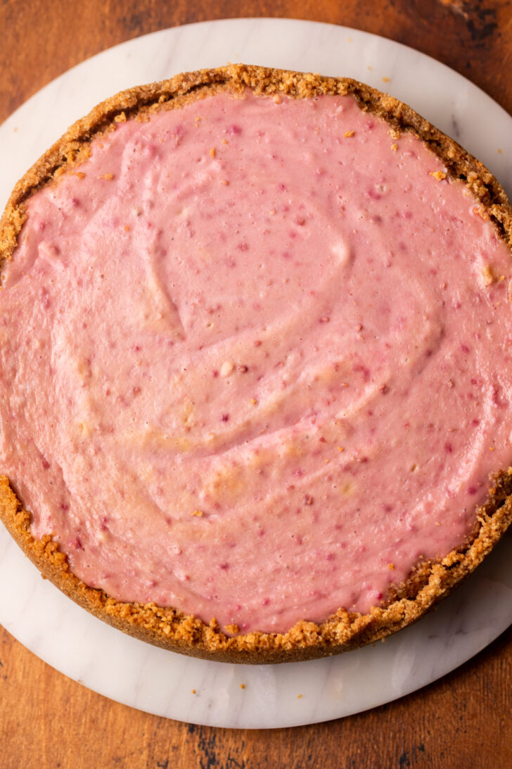 Baked cheesecake on a platter.