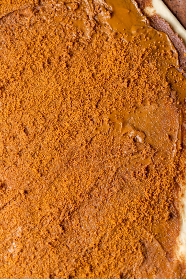 Cookie crumbs and cookie butter on top of cinnamon filling.