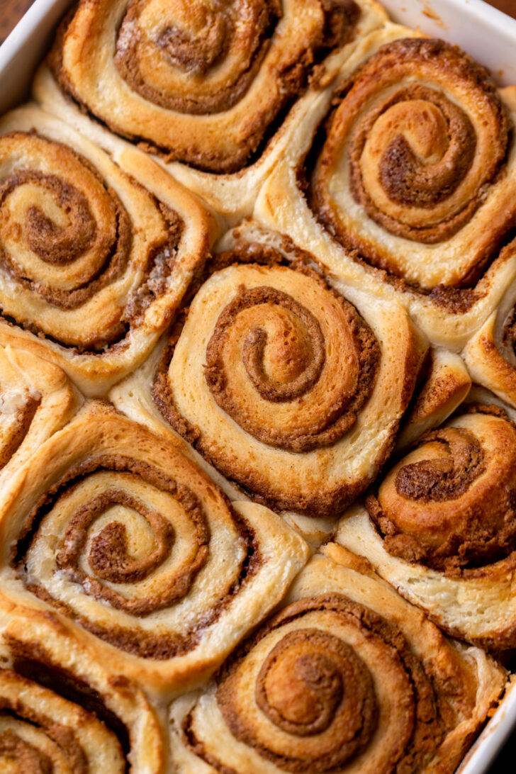 Baked cinnamon rolls in pan.