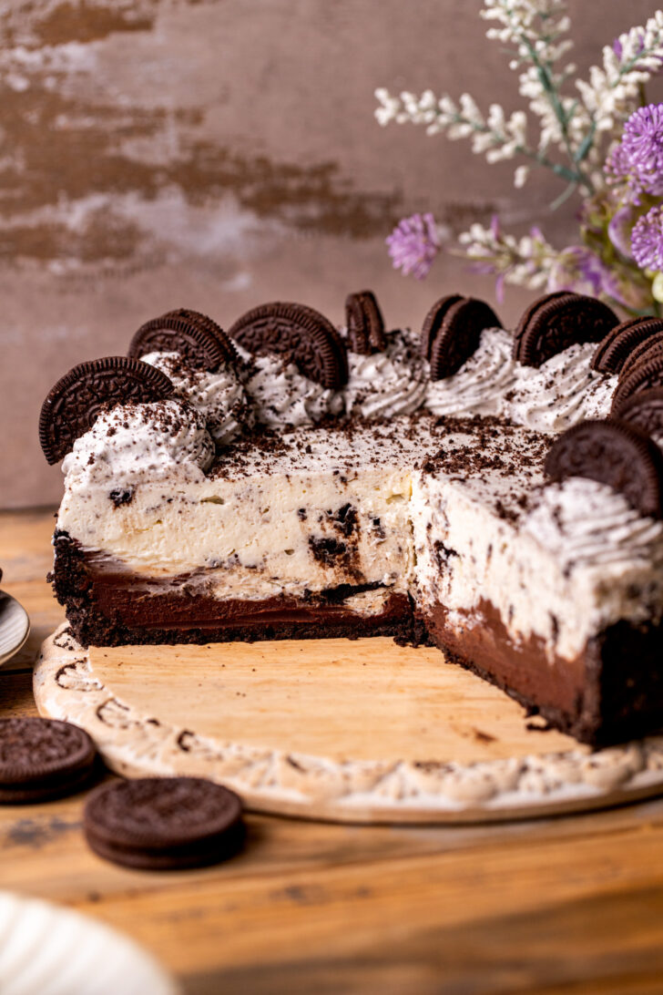 Side view of no bake Oreo pie.