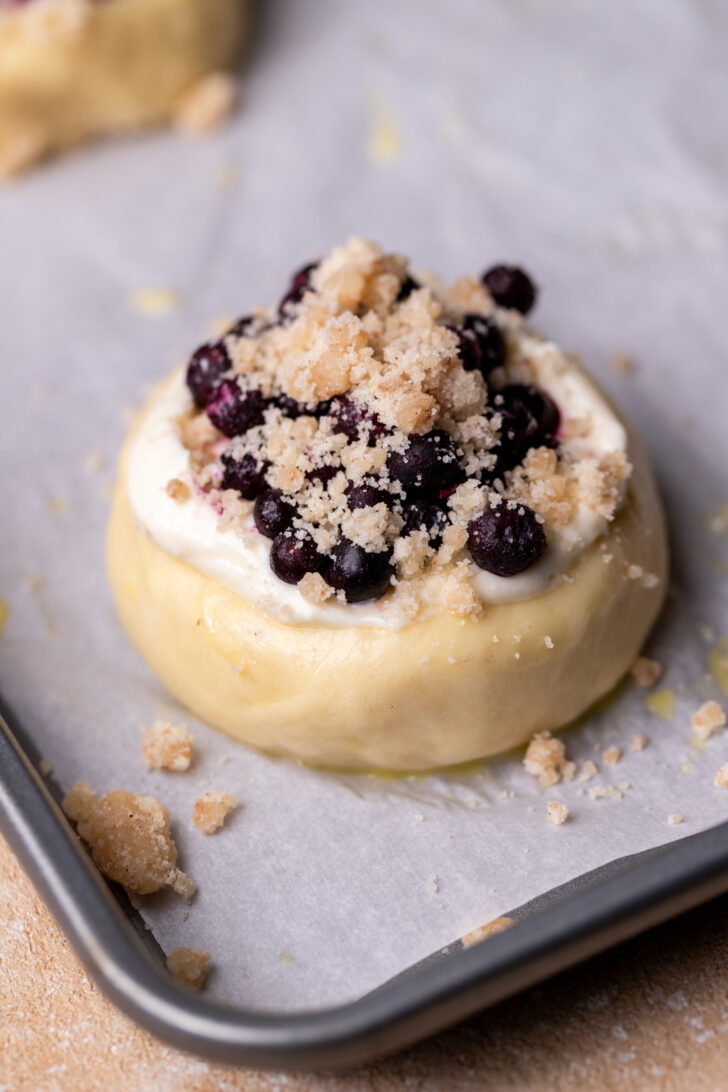 Blueberries on top of cheesecake filling.