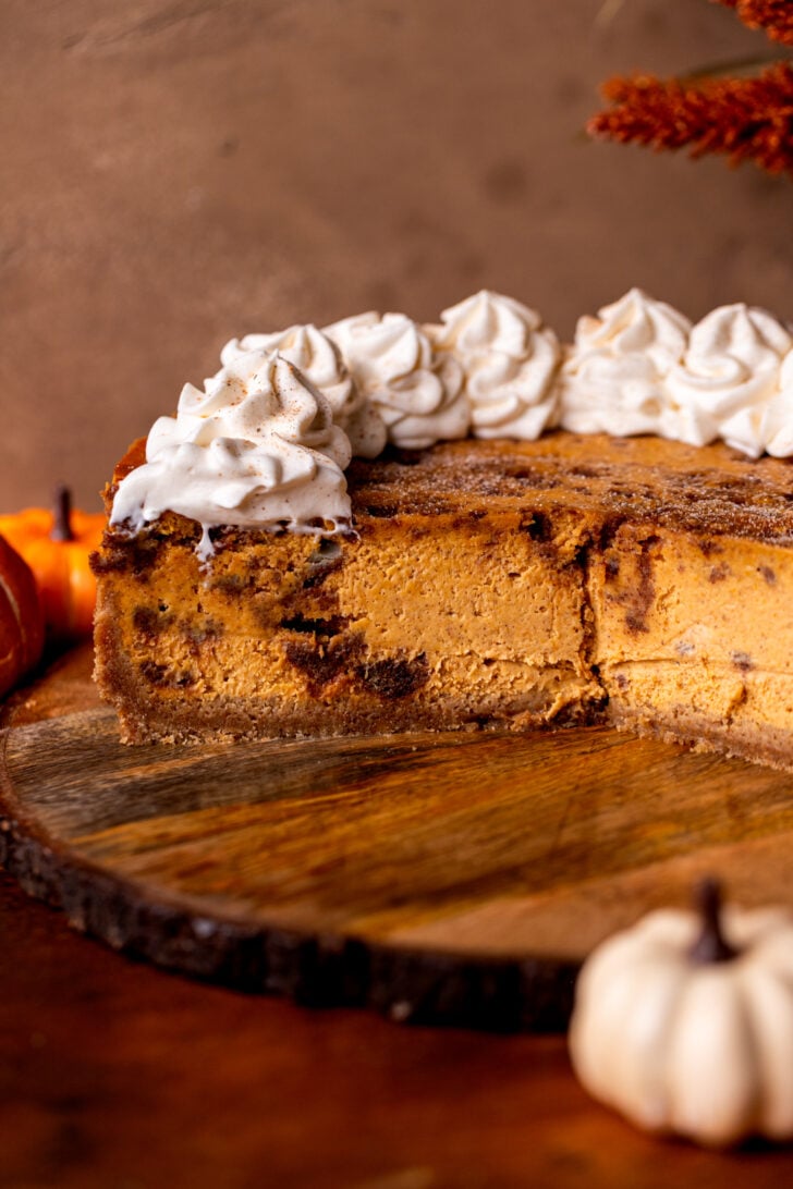 Side view of opened cheesecake.